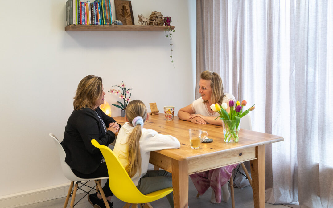 Tony de coach in gesprek met moeder en dochter